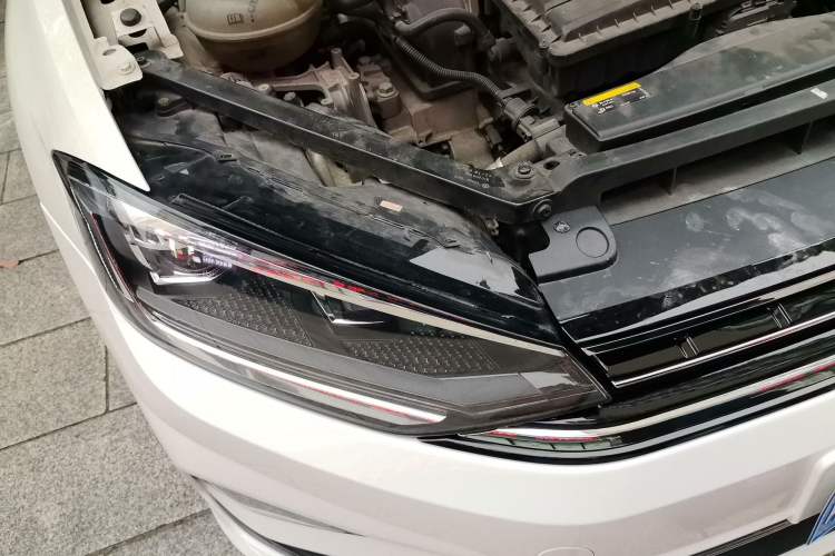 Used Volkswagen Golf Sportsvan 2019 1.6L Automatic Pure Model China V Standard Right Front Headlight