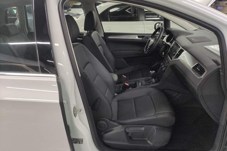 Used Volkswagen Golf Sportsvan 2019 280TSI Automatic Trendy Model China VI Standard Right Front Seat