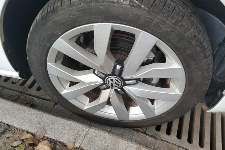 Used Volkswagen Golf Sportsvan 2019 280TSI Automatic Trendy Model China VI Standard Right Front Wheel Hub