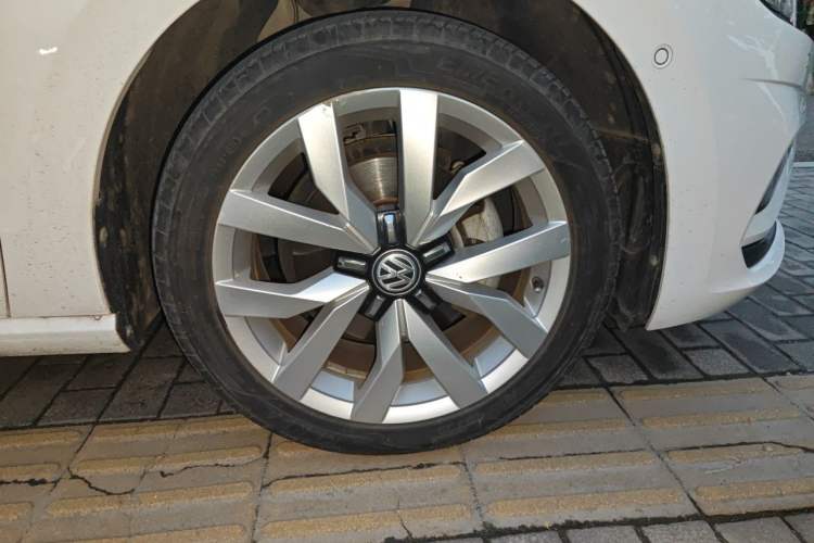 Used Volkswagen Golf Sportsvan 2019 280TSI Automatic Voyageur Model China VI Standard Right Front Wheel Hub