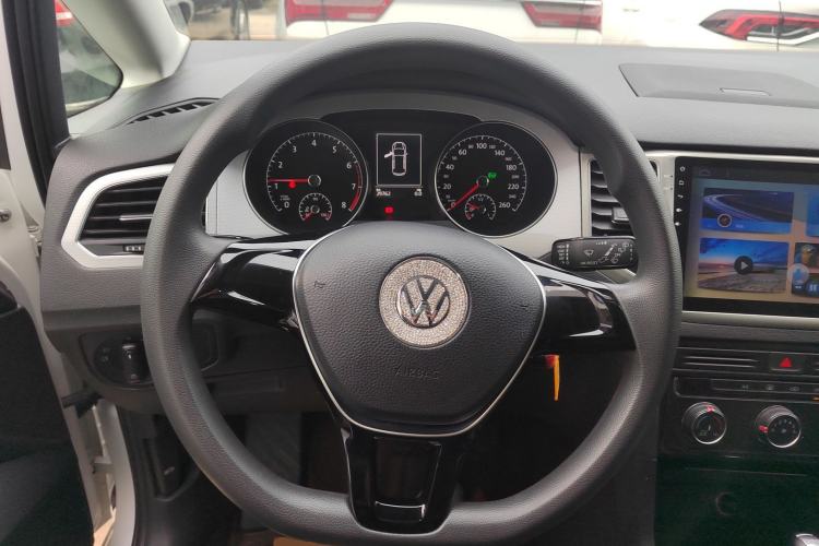 Used Volkswagen Golf Sportsvan 2019 200TSI Automatic C-HR Pure Version China VI Standard Steering Wheel