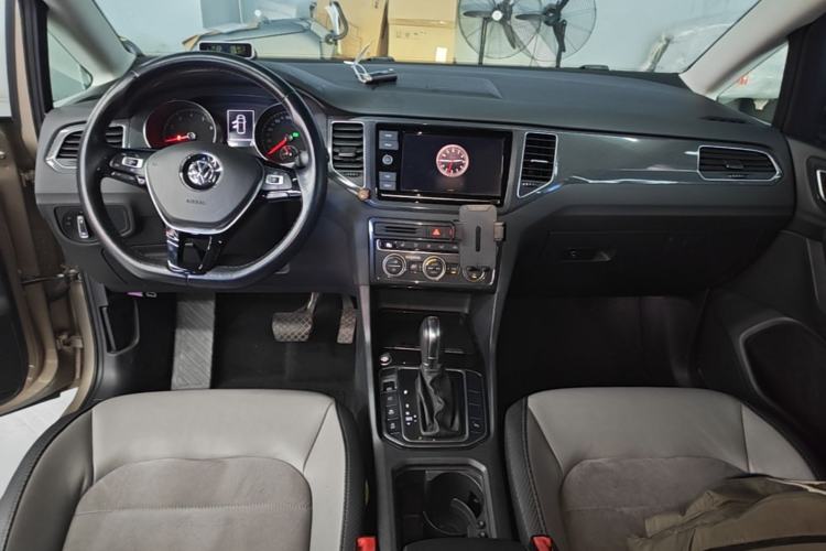 Used Volkswagen Golf Sportsvan 2019 280TSI Automatic Sentinel Model China VI Standard Center Console