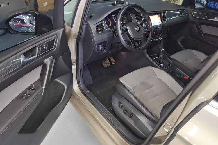 Used Volkswagen Golf Sportsvan 2019 280TSI Automatic Sentinel Model China VI Standard Driver Seat