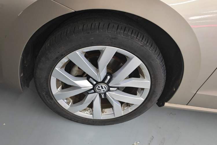 Used Volkswagen Golf Sportsvan 2019 280TSI Automatic Sentinel Model China VI Standard Left Front Wheel Hub