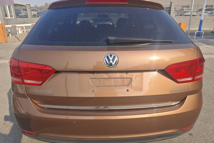 Used Volkswagen Gran Lavida 2015 1.6L Manual Comfort Edition Exterior 4