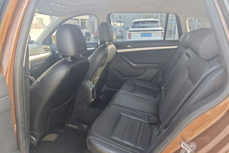 Used Volkswagen Gran Lavida 2015 1.6L Manual Comfort Edition Interior 4