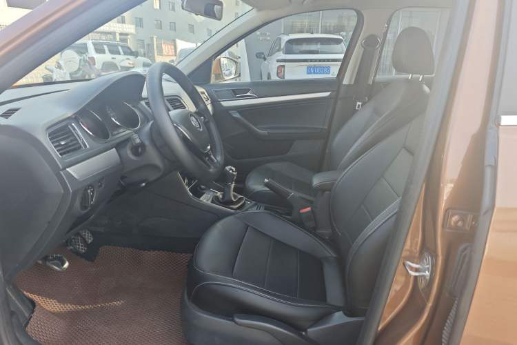 Used Volkswagen Gran Lavida 2015 1.6L Manual Comfort Edition Interior 5