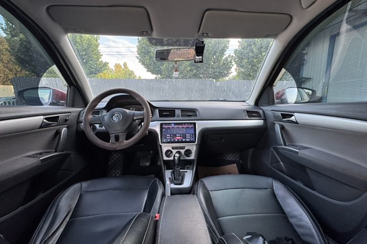 Used Volkswagen Gran Lavida 2013 1.6L Automatic Fashion Model Interior 1