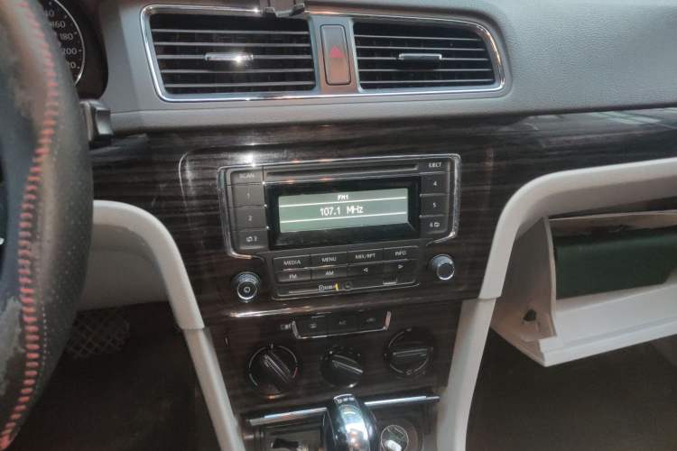 Used Volkswagen Gran Lavida 2013 1.4 TSI Automatic Comfort Model Audio And AC Panel