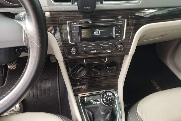Used Volkswagen Gran Lavida 2013 1.6L Manual Comfort Model Audio And AC Panel
