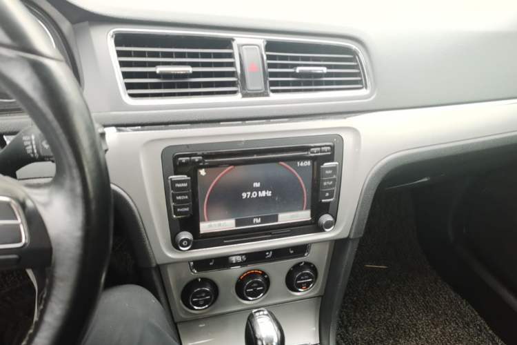 Used Volkswagen Gran Lavida 2013 1.4 TSI Automatic Luxury Model Audio And AC Panel