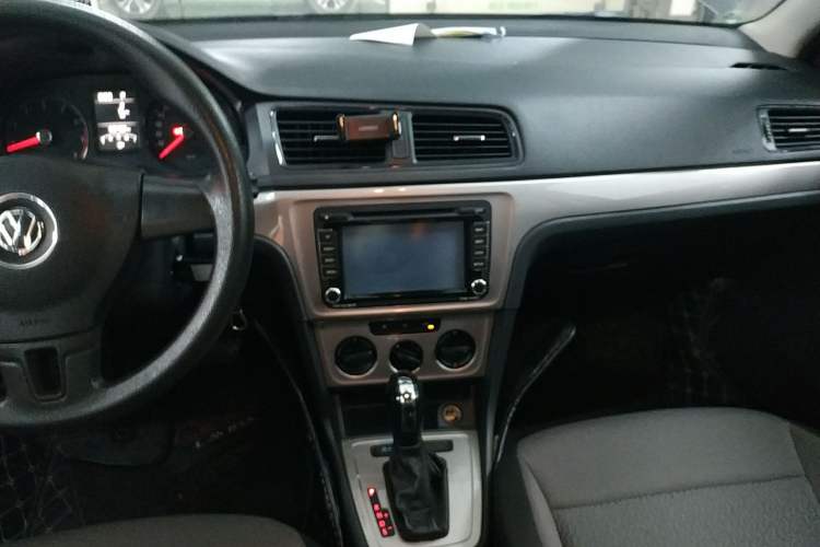 Used Volkswagen Gran Lavida 2013 1.6L Automatic Fashion Model Audio And AC Panel