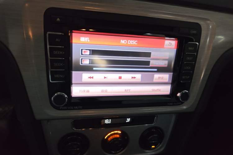 Used Volkswagen Gran Lavida 2013 1.6L Automatic Luxury Model Audio And AC Panel