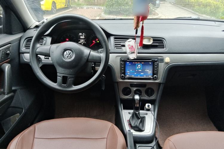 Used Volkswagen Gran Lavida 2013 1.6L Automatic Fashion Model Center Console