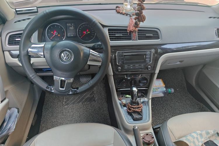 Used Volkswagen Gran Lavida 2013 1.6L Automatic Comfort Model Center Console