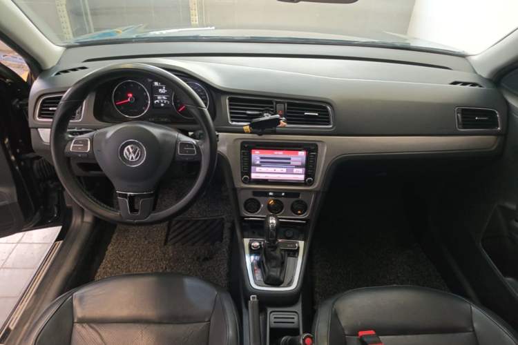 Used Volkswagen Gran Lavida 2013 1.6L Automatic Luxury Model Center Console