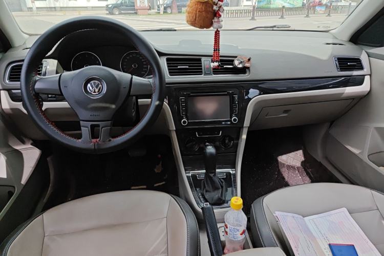 Used Volkswagen Gran Lavida 2013 1.6L Automatic Comfort Model Center Console