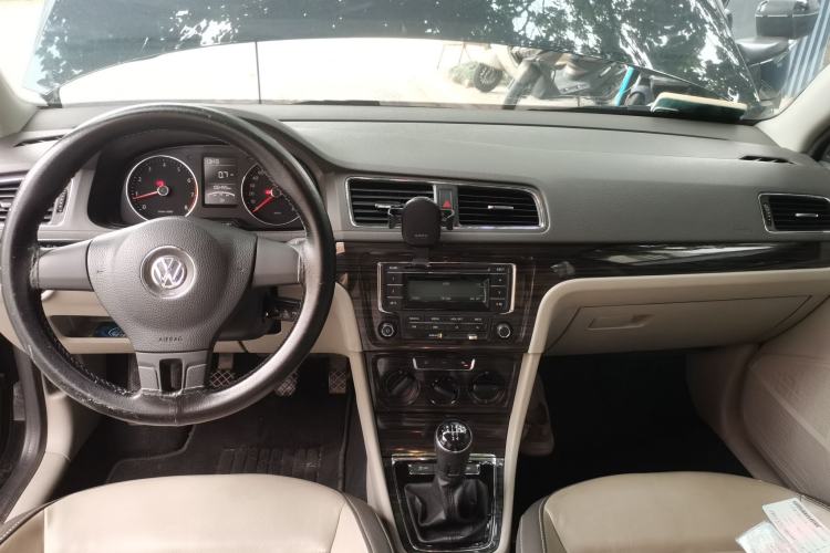 Used Volkswagen Gran Lavida 2013 1.6L Manual Comfort Model Center Console
