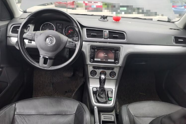 Used Volkswagen Gran Lavida 2013 1.4 TSI Automatic Luxury Model Center Console