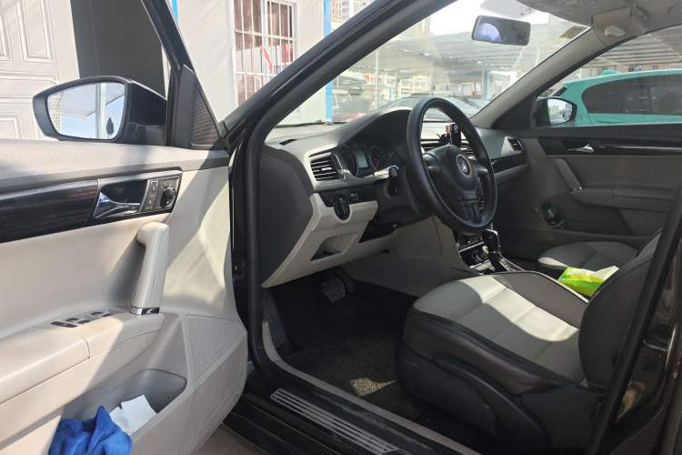Used Volkswagen Gran Lavida 2013 1.4 TSI Automatic Comfort Model Driver Seat