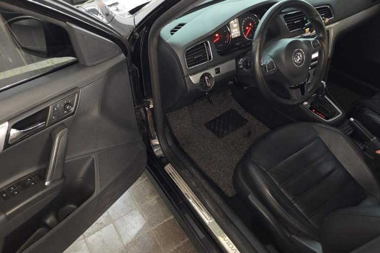 Used Volkswagen Gran Lavida 2013 1.6L Automatic Luxury Model Driver Seat