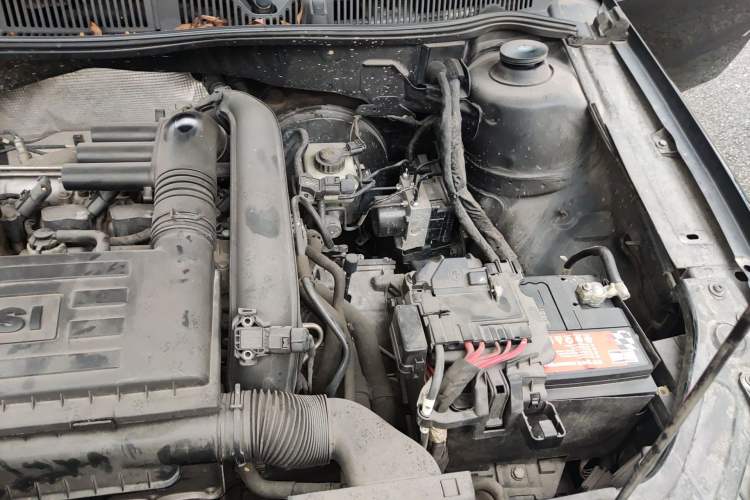 Used Volkswagen Gran Lavida 2013 1.4 TSI Automatic Comfort Model Engine Bay Left