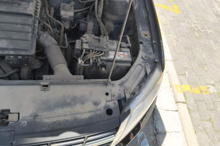 Used Volkswagen Gran Lavida 2013 1.6L Manual Comfort Model Engine Bay Left