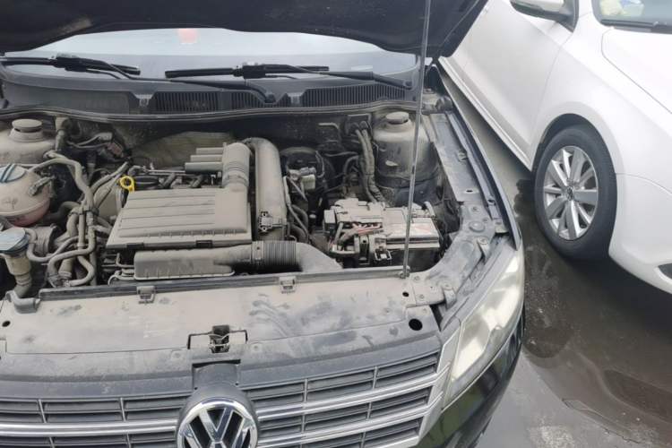 Used Volkswagen Gran Lavida 2013 1.4 TSI Automatic Luxury Model Engine Bay Left