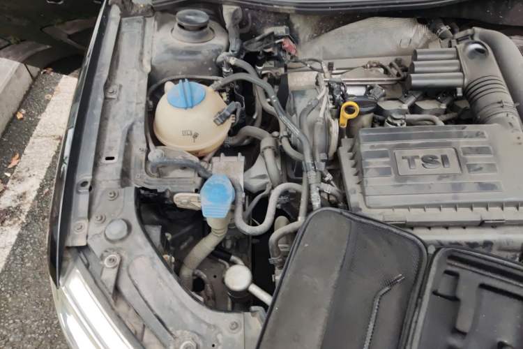 Used Volkswagen Gran Lavida 2013 1.4 TSI Automatic Comfort Model Engine Bay Right
