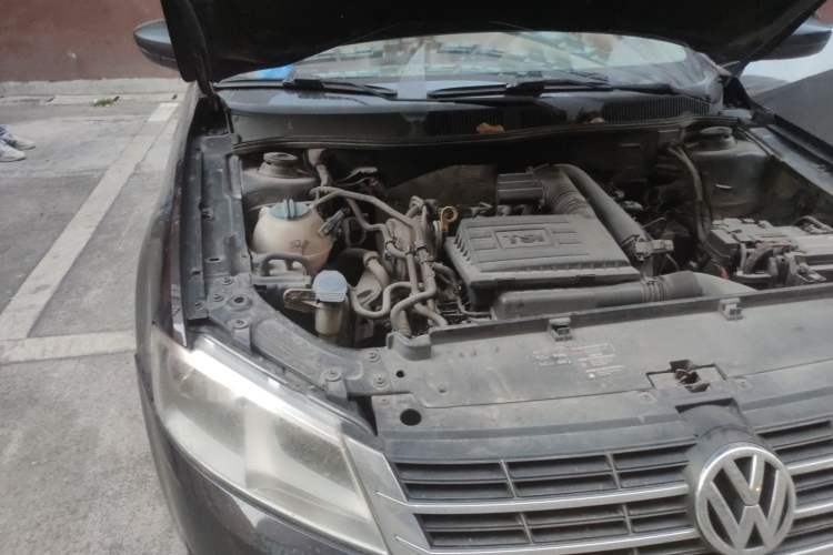 Used Volkswagen Gran Lavida 2013 1.4 TSI Automatic Comfort Model Engine Bay Right