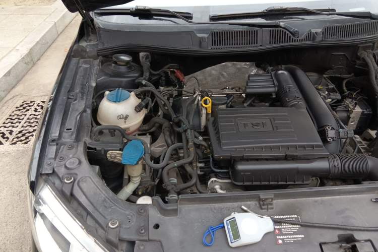 Used Volkswagen Gran Lavida 2013 1.4 TSI Automatic Comfort Model Engine Bay Right