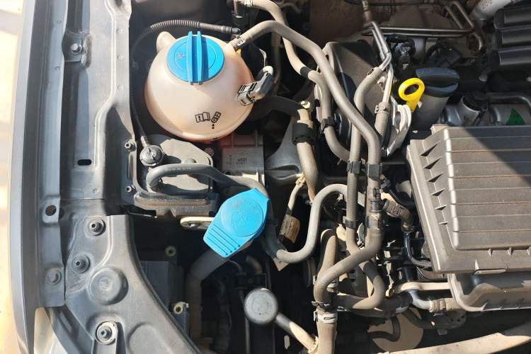 Used Volkswagen Gran Lavida 2013 1.4 TSI Automatic Comfort Model Engine Bay Right