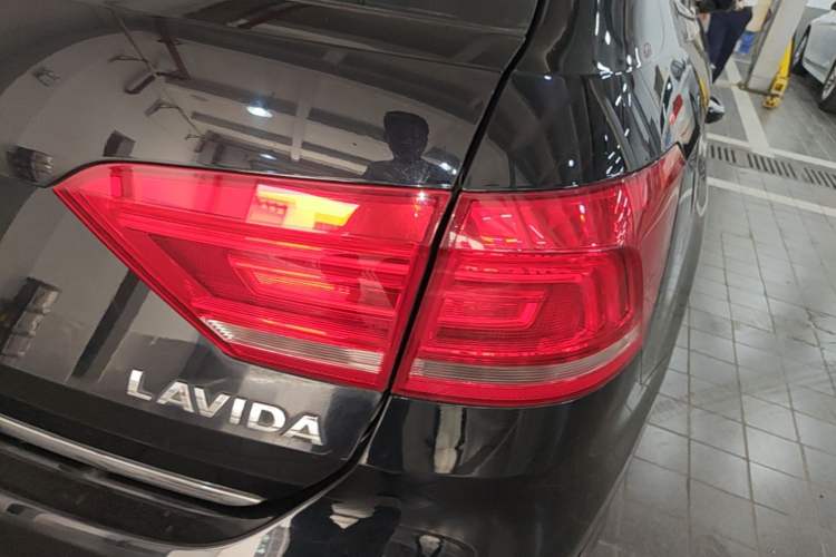 Used Volkswagen Gran Lavida 2013 1.6L Automatic Luxury Model Exterior 3