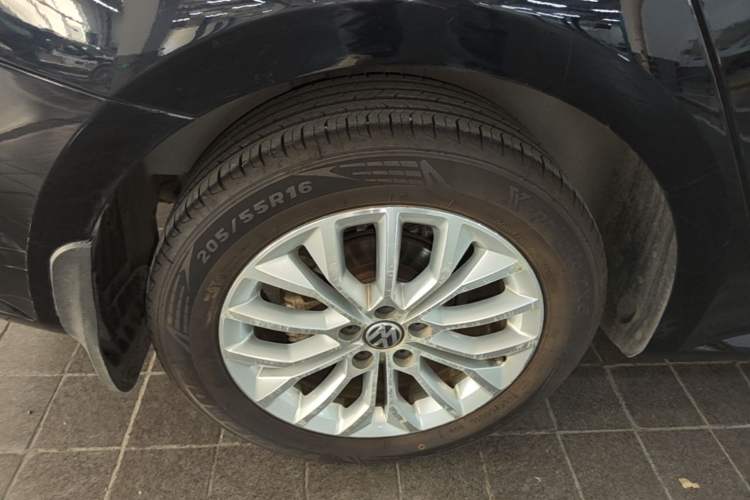 Used Volkswagen Gran Lavida 2013 1.6L Automatic Luxury Model Exterior 5