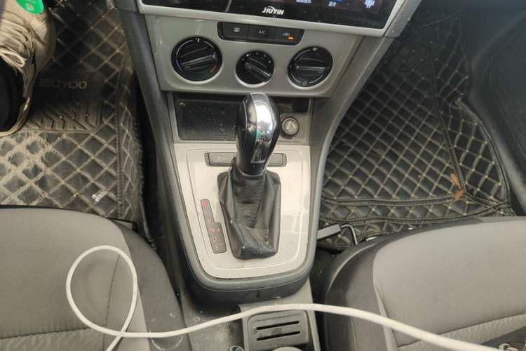 Used Volkswagen Gran Lavida 2013 1.6L Automatic Fashion Model Gear Lever