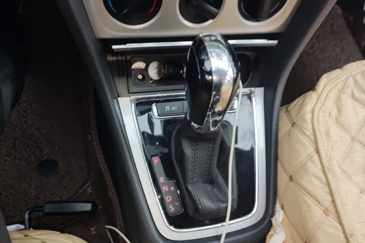 Used Volkswagen Gran Lavida 2013 1.4 TSI Automatic Comfort Model Gear Lever