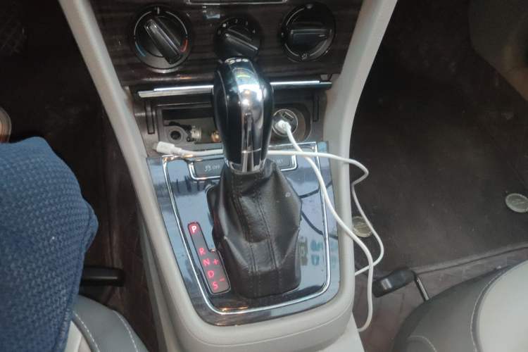 Used Volkswagen Gran Lavida 2013 1.4 TSI Automatic Comfort Model Gear Lever