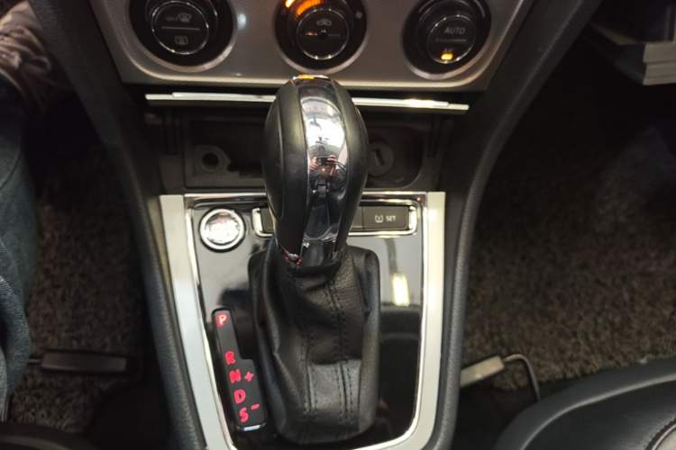 Used Volkswagen Gran Lavida 2013 1.6L Automatic Luxury Model Gear Lever
