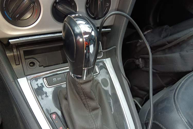 Used Volkswagen Gran Lavida 2013 1.4 TSI Automatic Comfort Model Gear Lever