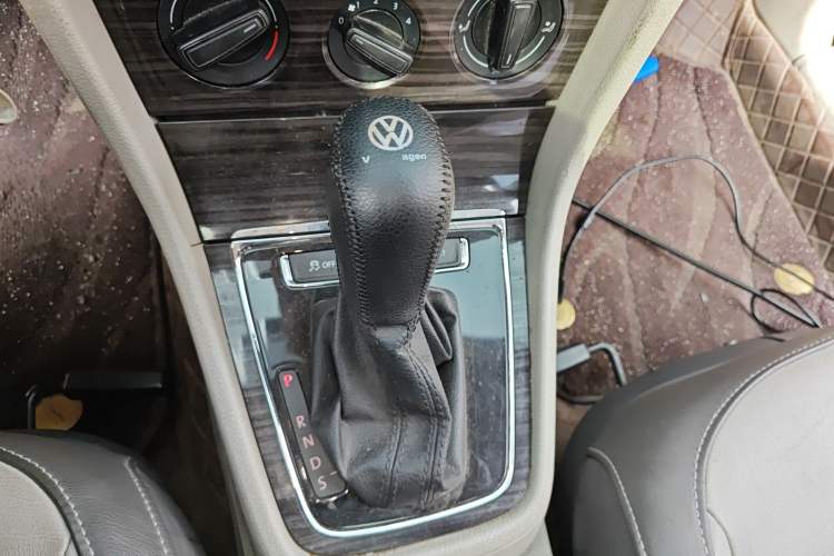 Used Volkswagen Gran Lavida 2013 1.6L Automatic Comfort Model Gear Lever