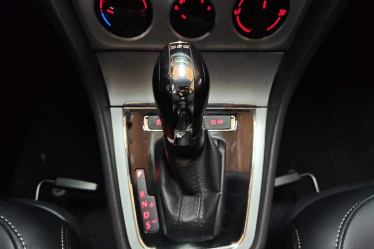 Used Volkswagen Gran Lavida 2013 1.4 TSI Automatic Comfort Model Gear Lever