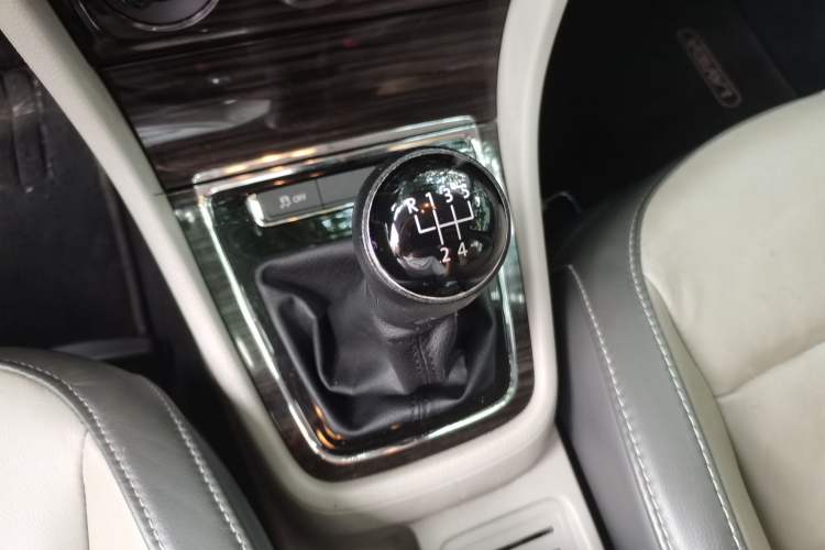 Used Volkswagen Gran Lavida 2013 1.6L Manual Comfort Model Gear Lever