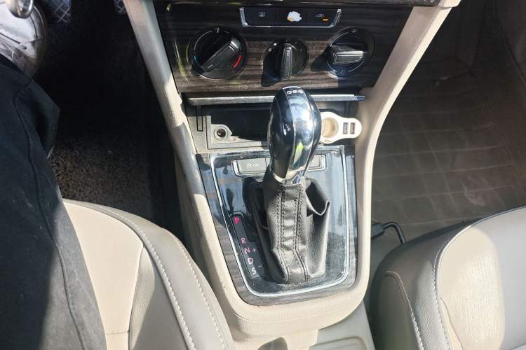 Used Volkswagen Gran Lavida 2013 1.4 TSI Automatic Comfort Model Gear Lever