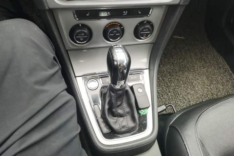 Used Volkswagen Gran Lavida 2013 1.4 TSI Automatic Luxury Model Gear Lever