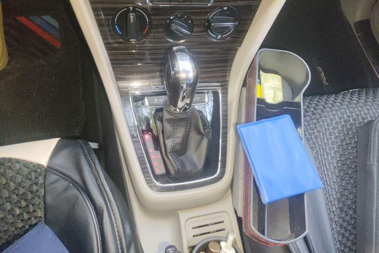 Used Volkswagen Gran Lavida 2013 1.6L Automatic Comfort Model Gear Lever