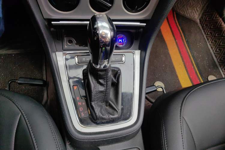 Used Volkswagen Gran Lavida 2013 1.4 TSI Automatic Comfort Model Gear Lever