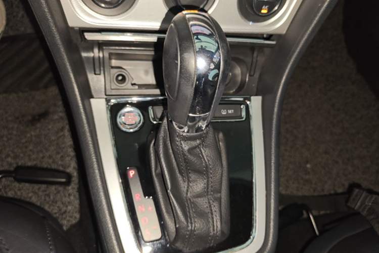 Used Volkswagen Gran Lavida 2013 1.6L Automatic Luxury Model Gear Lever