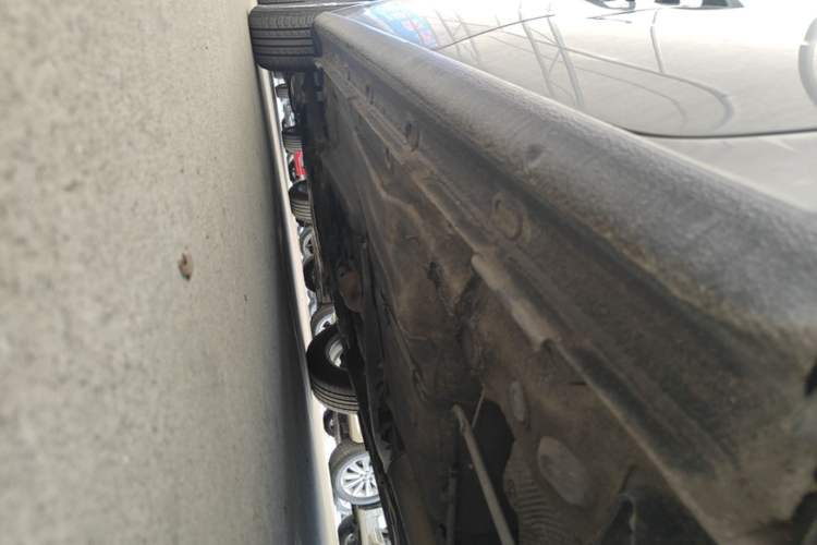 Used Volkswagen Gran Lavida 2013 1.6L Automatic Fashion Model Left Side Sill