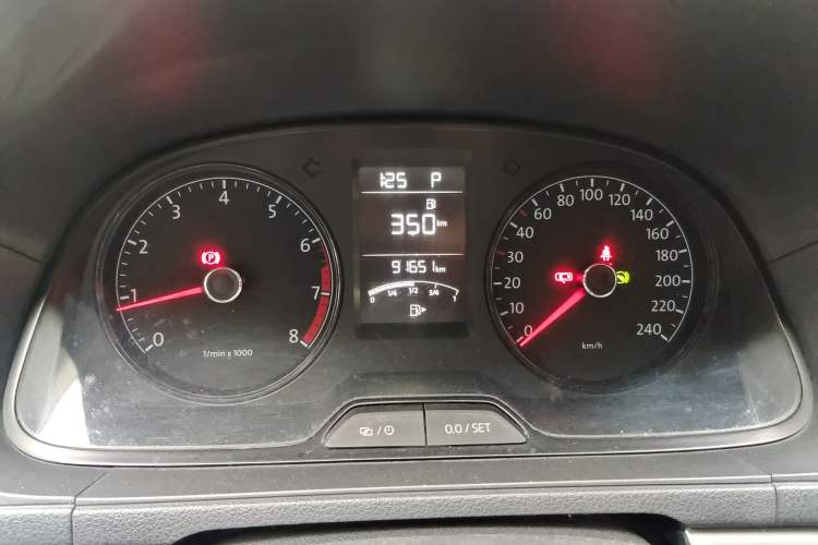 Used Volkswagen Gran Lavida 2013 1.6L Automatic Fashion Model Odometer Close Up