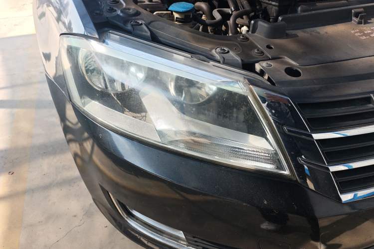 Used Volkswagen Gran Lavida 2013 1.4 TSI Automatic Comfort Model Right Front Headlight